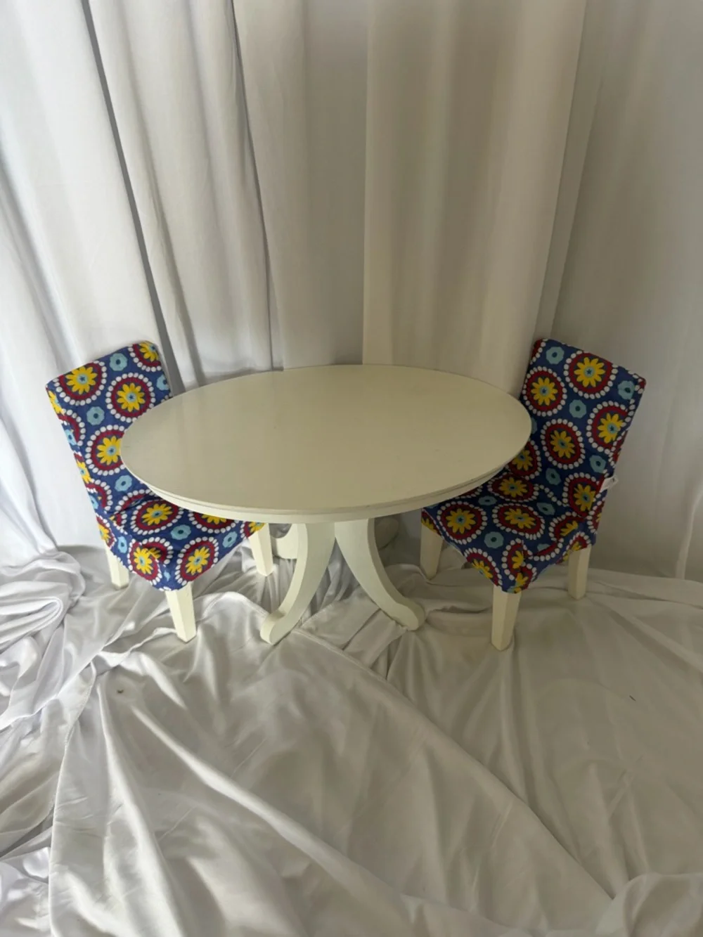 American Girl The Dining Table and Chairs I with chair covers - Picture 3 of 15